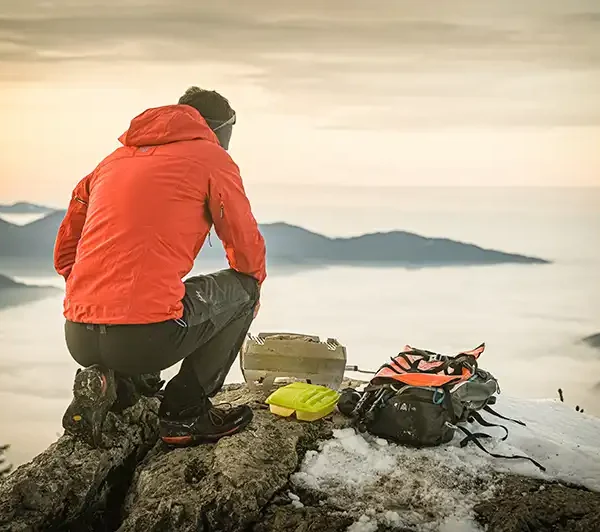 skotti grill kaufen campingkueche berge aussicht mann