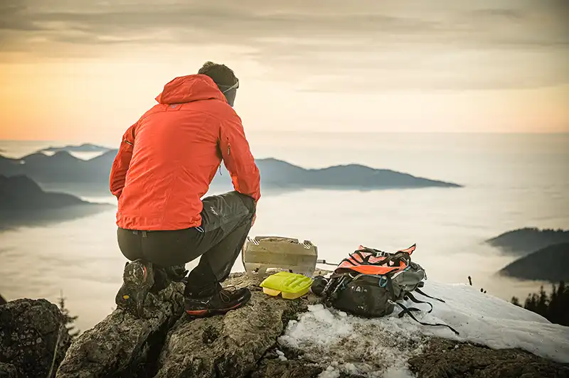skotti grill kaufen campingkueche berge aussicht mann