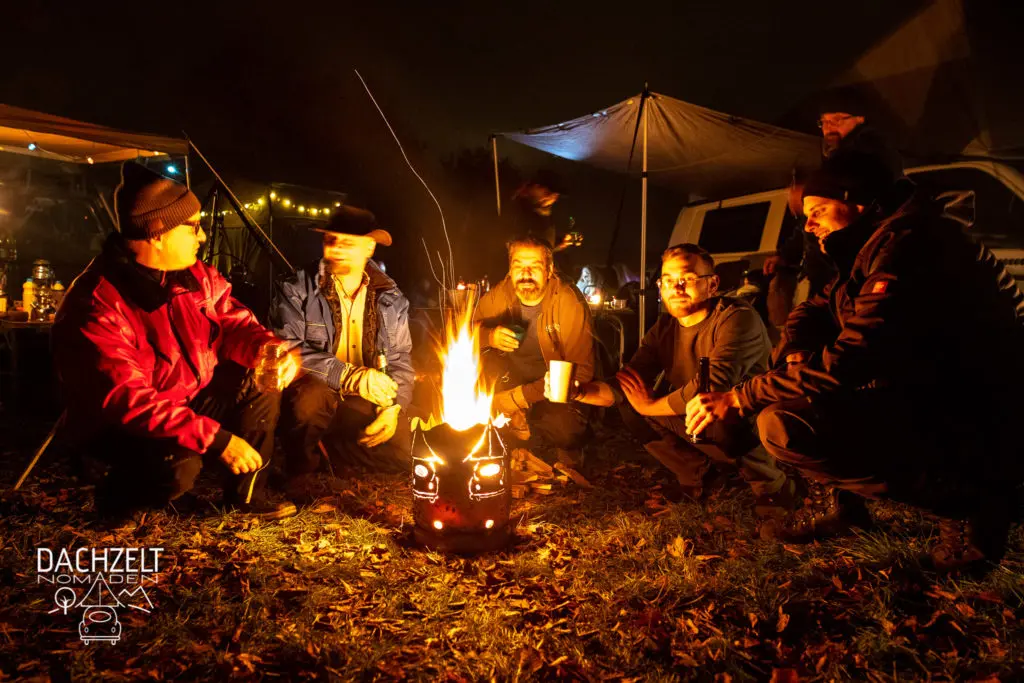 Lagerfeuer Dachzeltnomaden Dachzelten Nacht