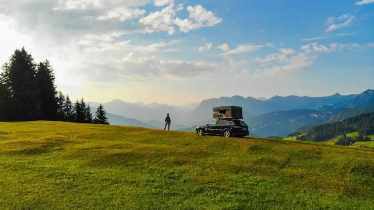 freistehen dachzelt wiese panorama bergkette blauer himmel wolken thilo vogel