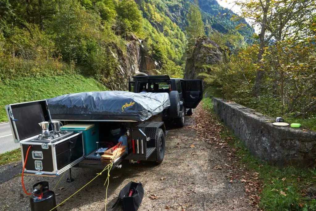 Gaskocher mit Gasflasche kochen unterwegs Campingküche Natur Kaffee Tee