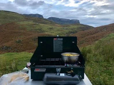 benzinkocher zweiflammig aussicht kochen unterwegs outdoor camping mittagessen