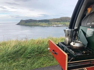 benzinkocher 2-flammig kaffeepause aussicht see heckausbau campingküche kochen unterwegs