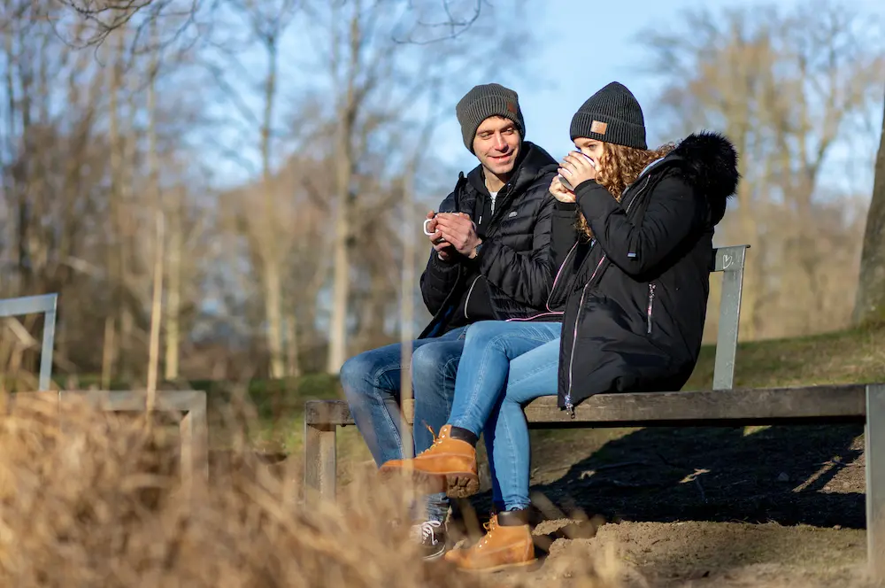 Praktisch & schick DZN-Beanie Mütze Pärchen im Wald