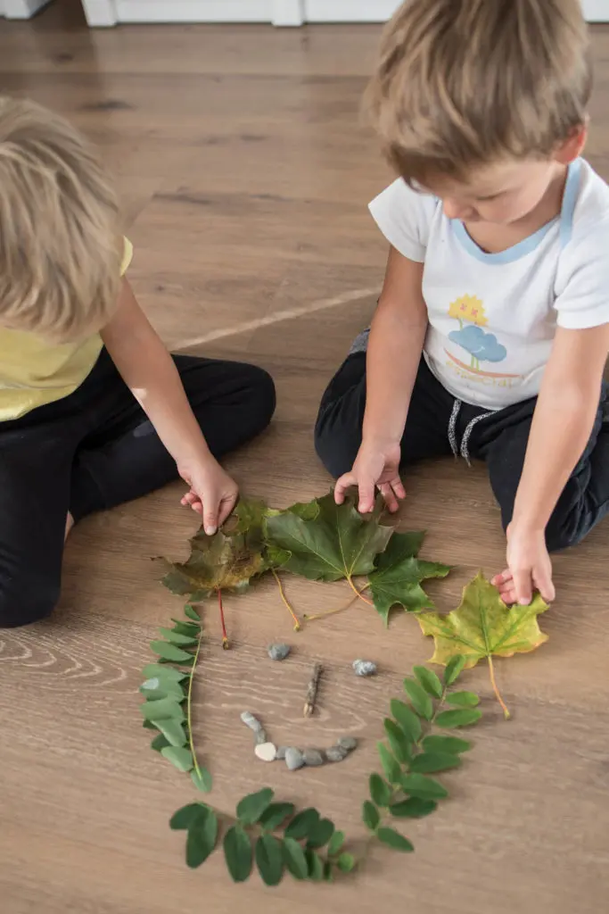 kinder spielen mit blättern