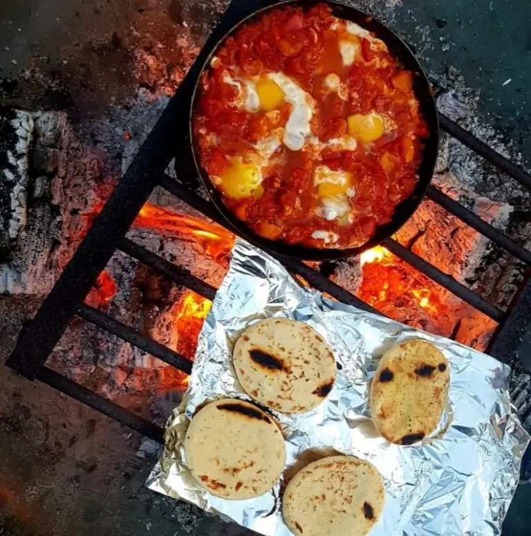 Stahlrost Eisenpfanne kochen mit feuer grillen