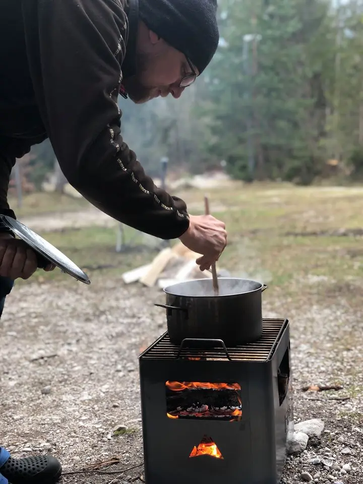 Bierkastengrill kochen mit feuer unterwegs