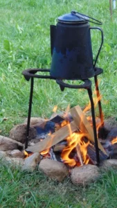 Hufeisen Grill Feuerküche kochen mit feuer