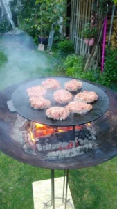 Grillplatte kochen über feuer hamburger braten