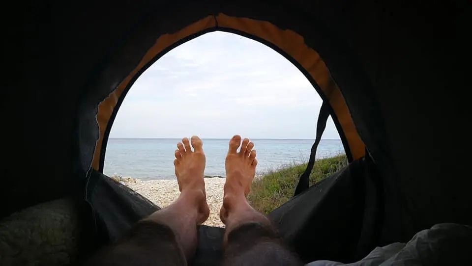 Barfuss die Aussicht aus dem Dachzelt geniessen Schlafausrüstung