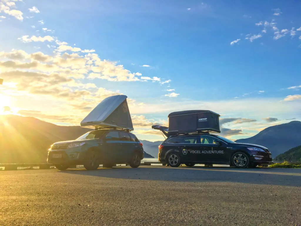 Dreieck Hartschalendachzelt und Viereck Hartschalendachzelt auf Auto bei Sonnenuntergang