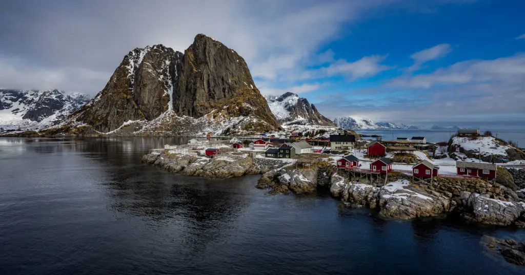 Lofoten Norwegen Aussicht mit Fjord, felsen, städchen rote häuser