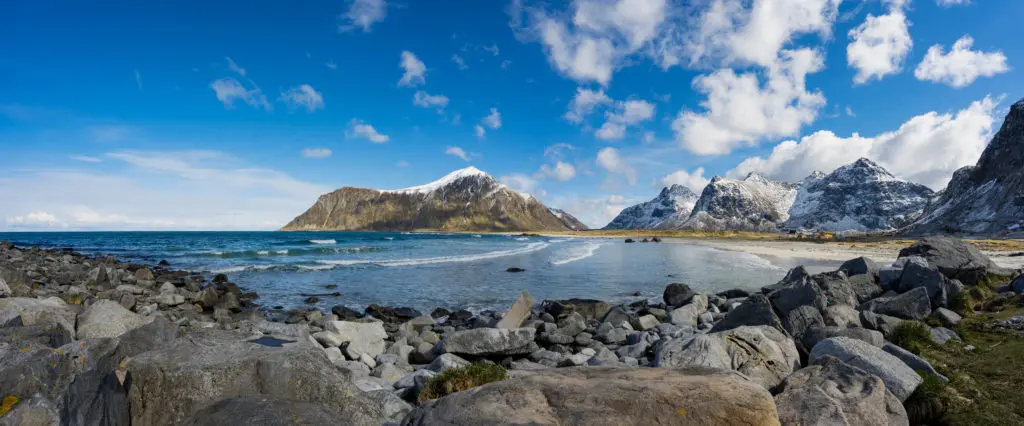 Felsen, fjord, blauer himmel mit wolken