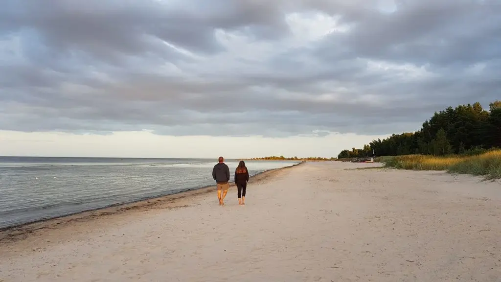 Sandstrand meer zwei menschen spazieren