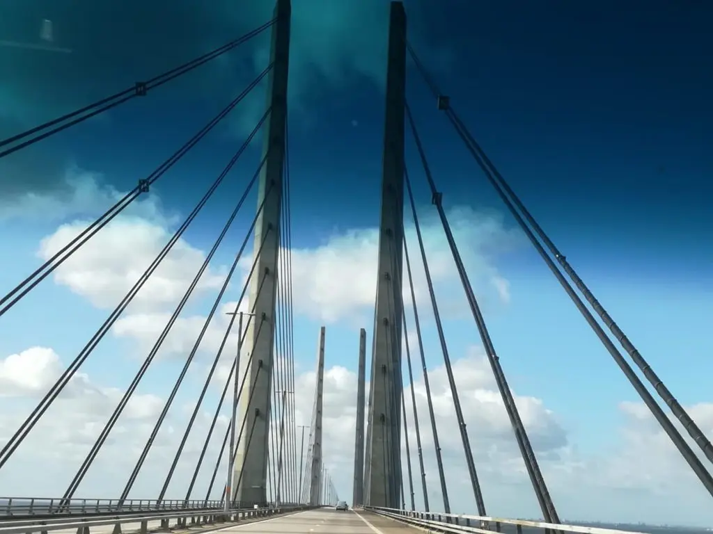 Öresundbrücke blauer himmel