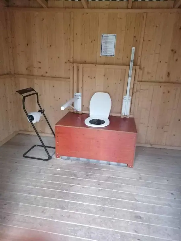 öffentliche toilette auf einem schwedischen wanderparkplatz