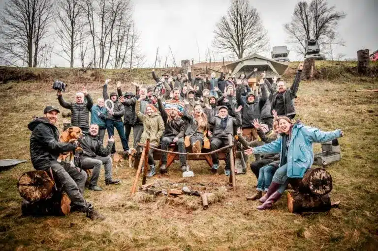 fröhliche menschen in der natur dachzelt dorf furtwangen eroeffnung