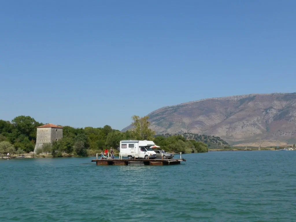 schiff türkisfarbenes meer hügel