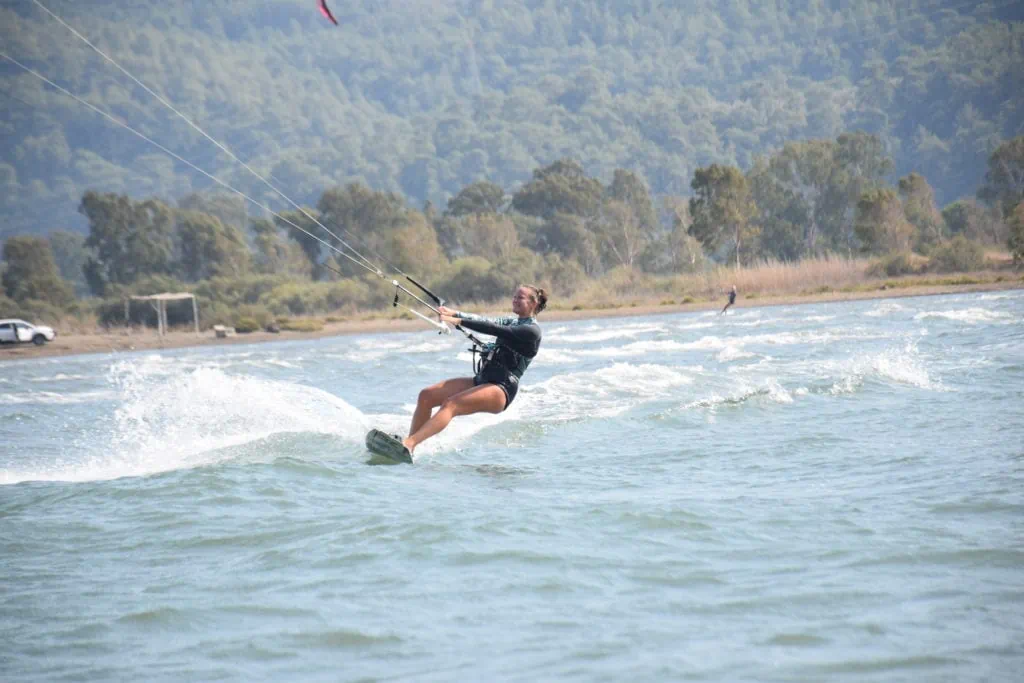 Frau beim Kitesurfen