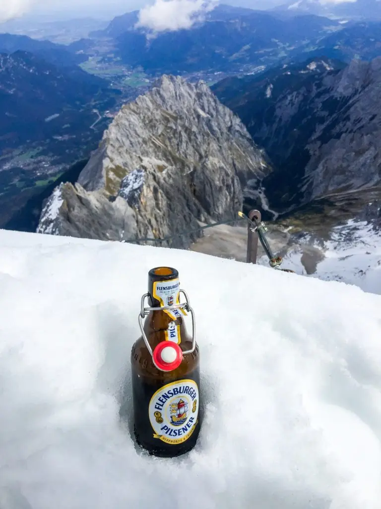 Bier im Schnee gekühlt