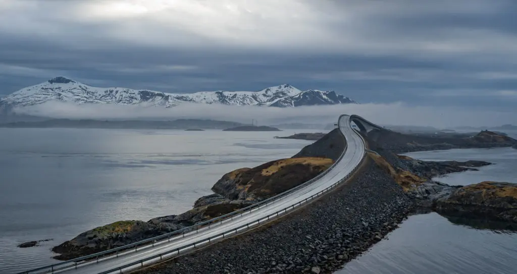 Atlantikstrasse Norwegen Strasse schnee wasser