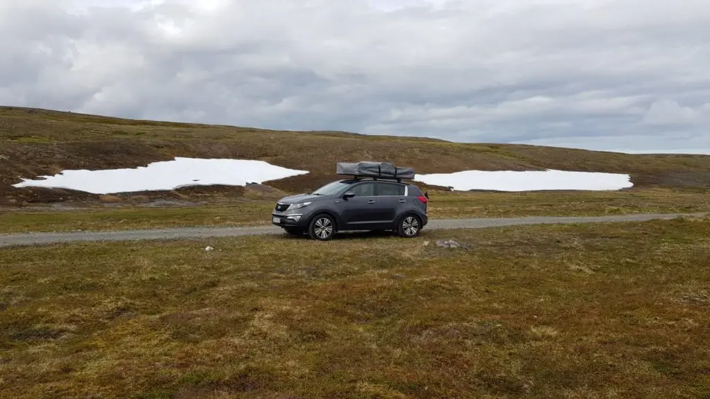 Auf dem Weg zum Nordkapp Auto mit Dachzelt schneefelder