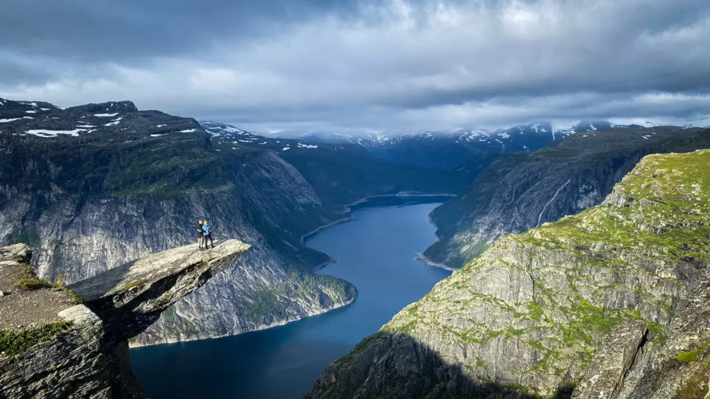 Fjord Felsen, bewölkter himmel Trolltunga Norwegen