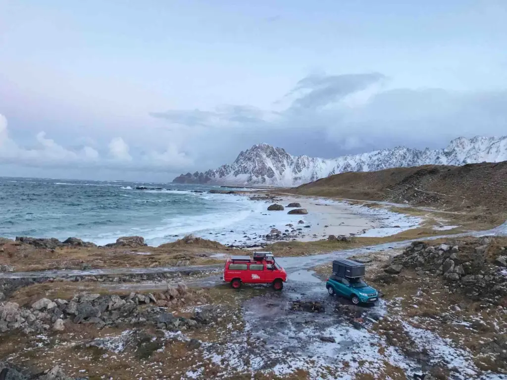 wasser rotes auto suzuki dachzelt reise norwegen