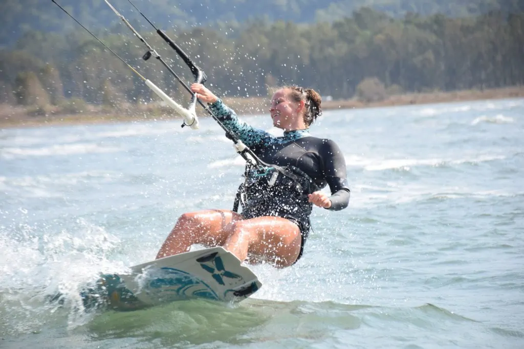 Frau beim Kitesurfen
