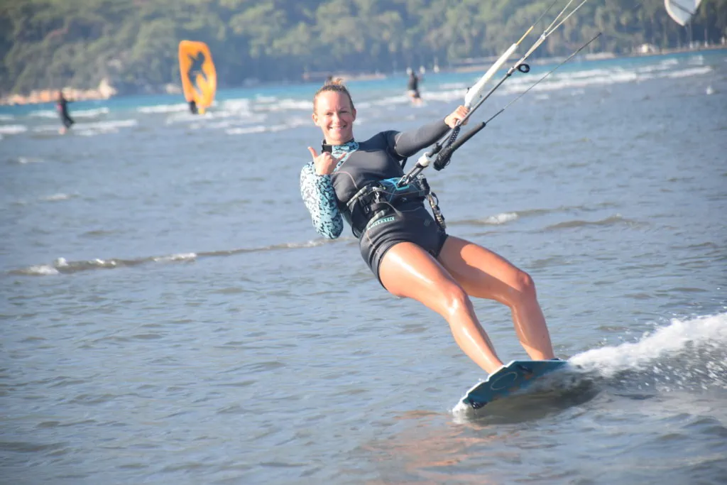 Frau beim Kitesurfen