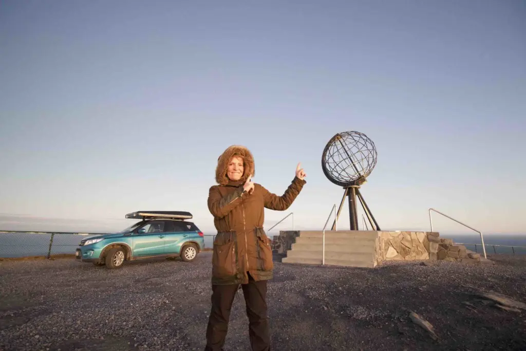 Rebecca Becker am Nordkap in Norwegen Suzuki mit Dachzelt