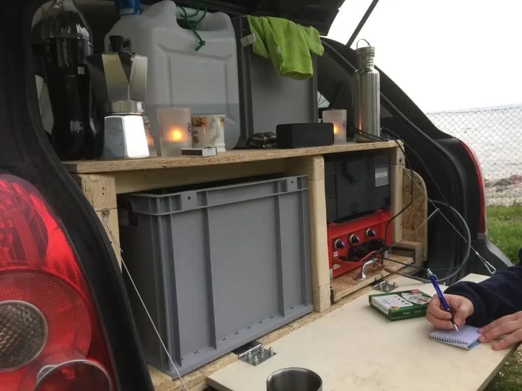 bau holzkiste in arbeit