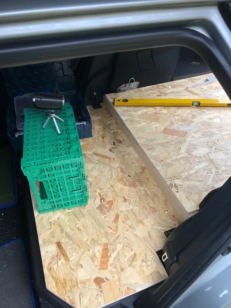 Teppich im Auto durch Holz ersetzt