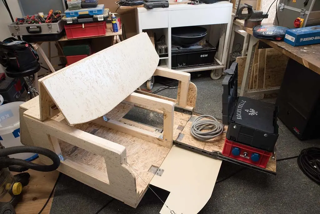 bau holzkiste in arbeit