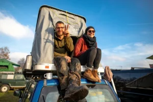 Dachzelt mieten, dachzelt verleih dachzelt vermietung mann und frau blauer himmel