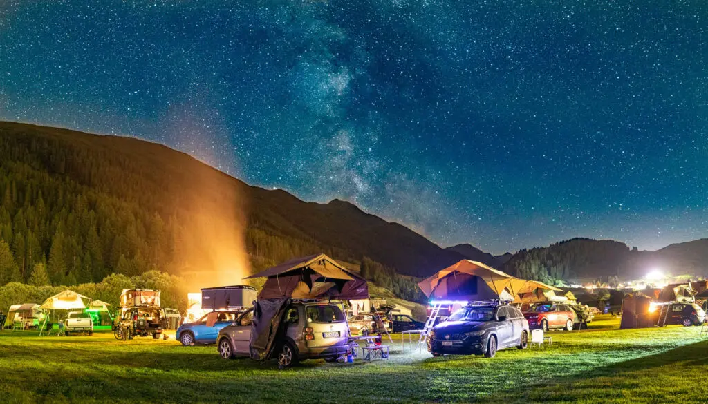 Sternenhimmel lichterketten Dachzelte auf Autos am dachzelt meetup in der schweiz 2019