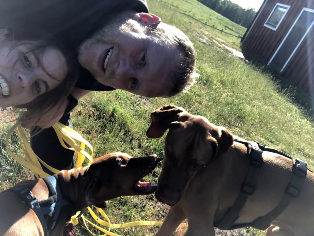 Julia und Markus mit ihren beiden Hunden