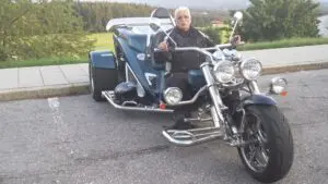 Motorrad mit Dachzeltanhänger
