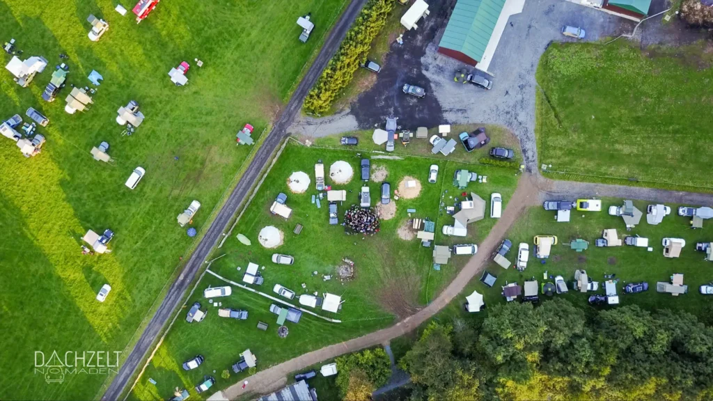 dachzelt treffen dachzelt messen camping messe luftaufnahme dachzelte autos festival grüne wiese