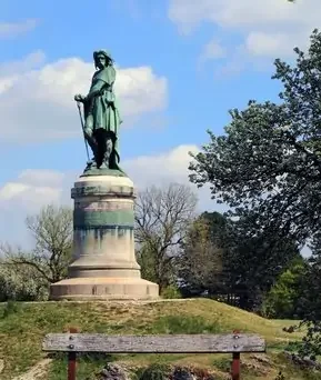 STatue im Grünen denkmal