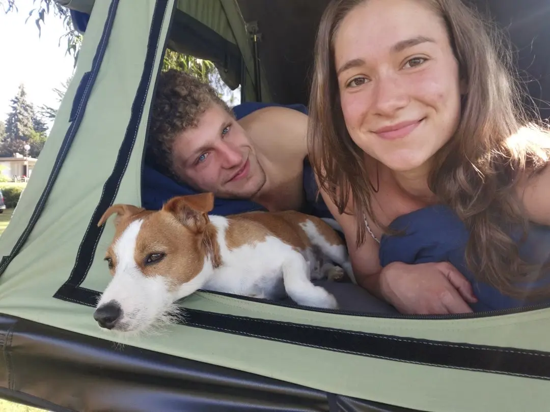 Hund im Dachzelt mit einem Pärchen