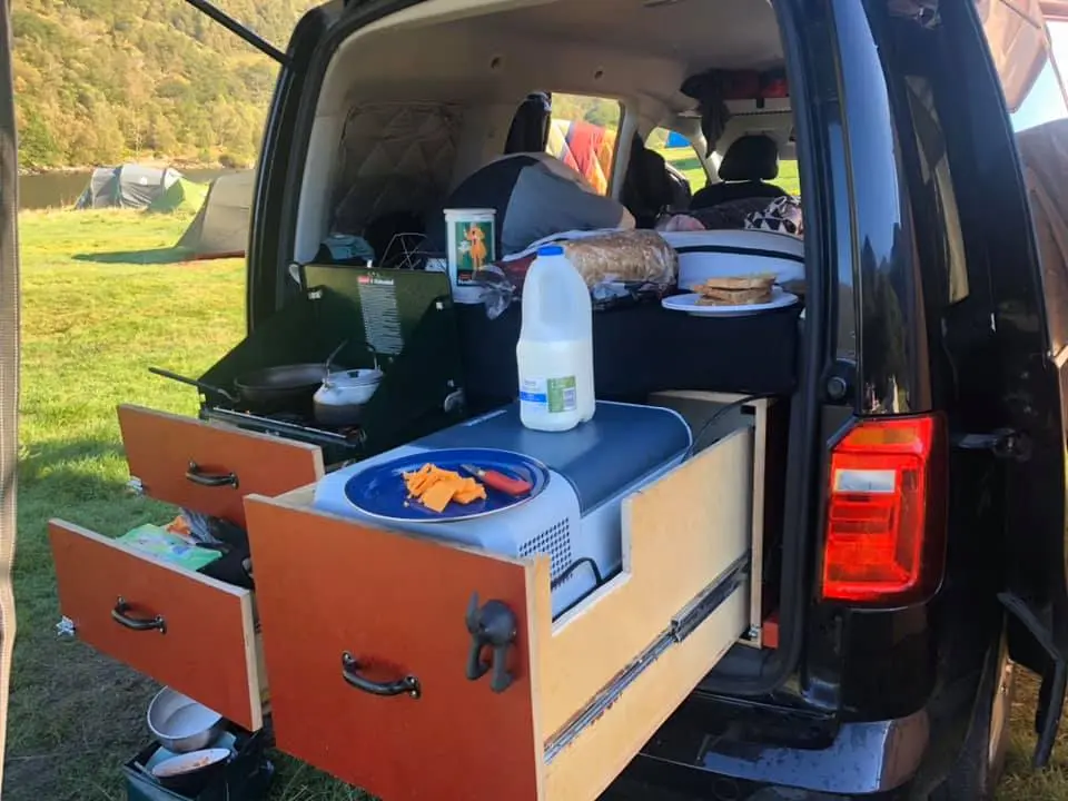 ausbebautes auto mit kühlmöglichkeit