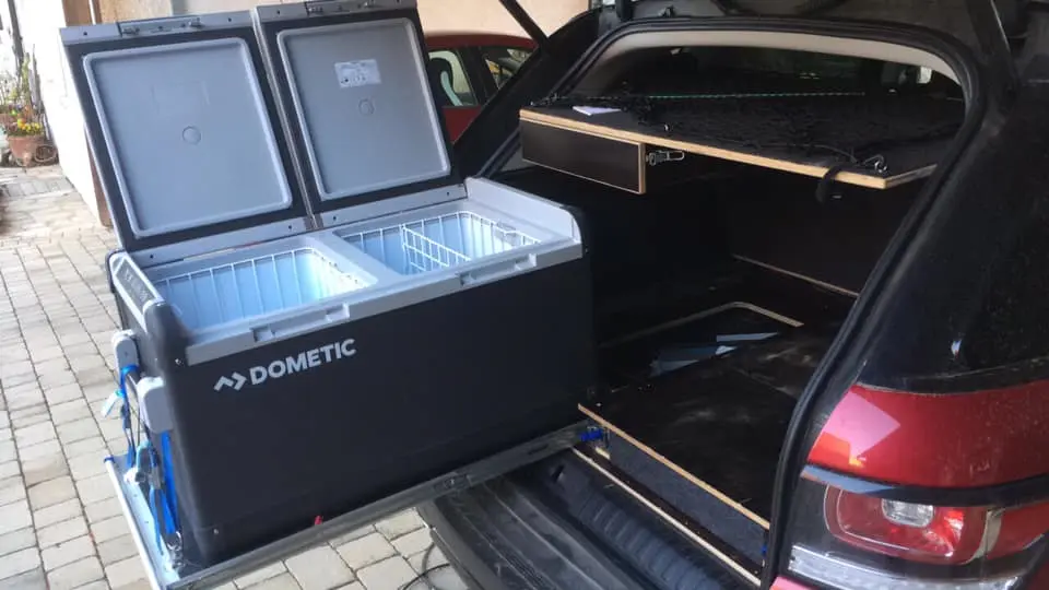 ausbebautes auto mit kühlmöglichkeit