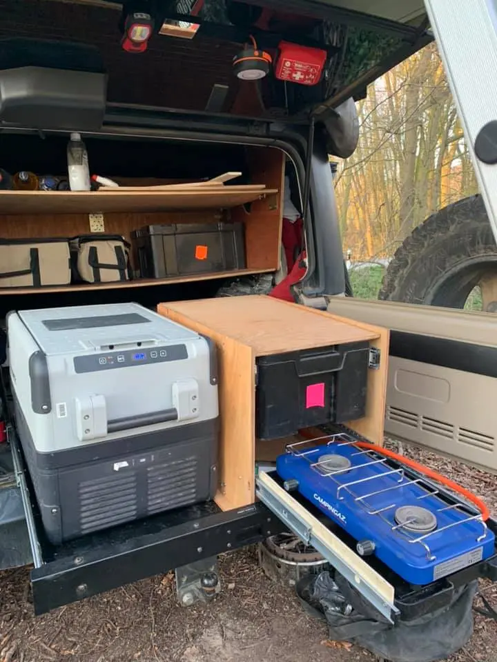 ausbebautes auto mit kühlmöglichkeit