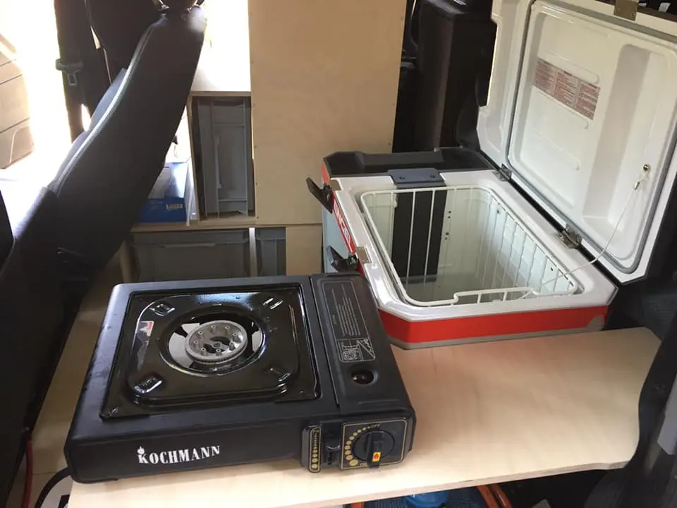 ausbebautes auto mit kühlmöglichkeit