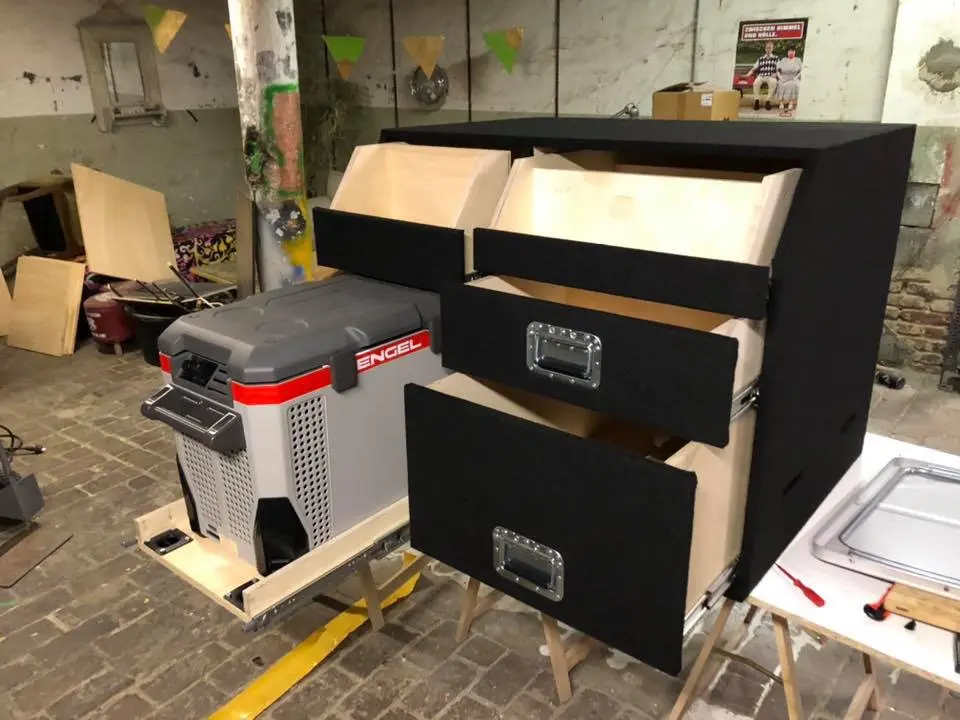 ausbebautes auto mit kühlmöglichkeit