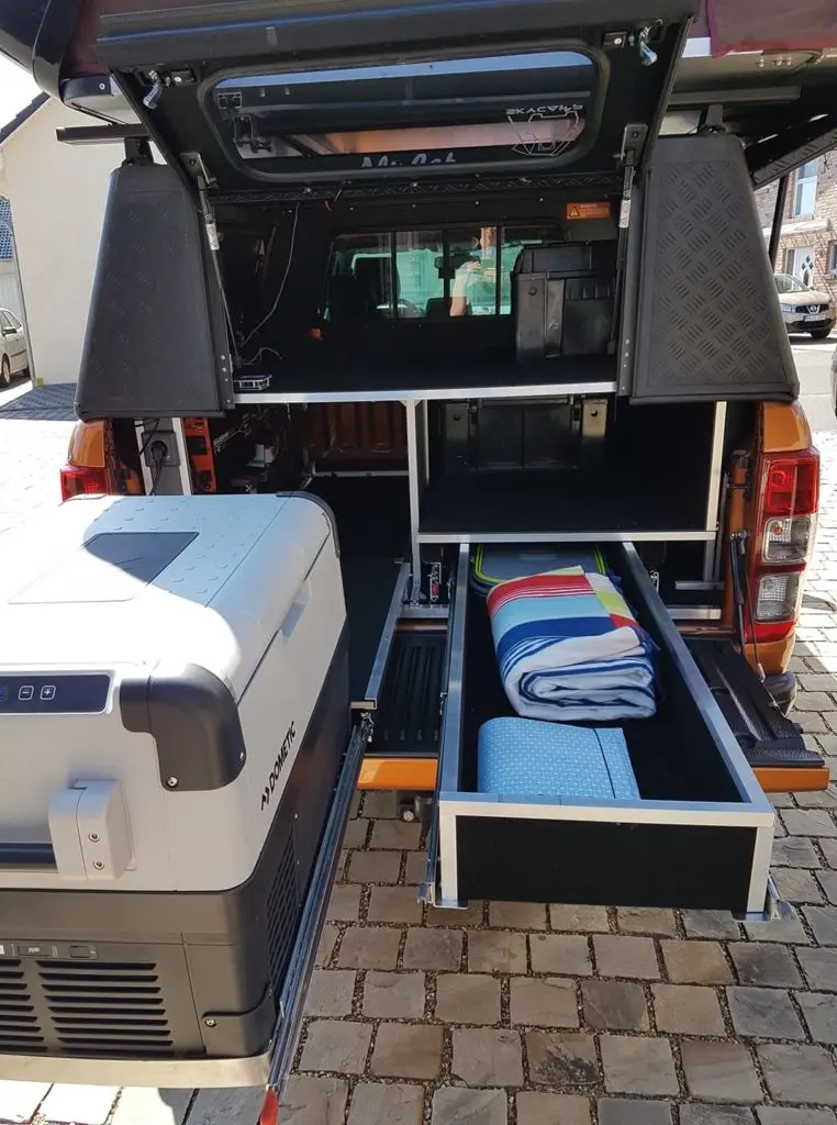 ausbebautes auto mit kühlmöglichkeit