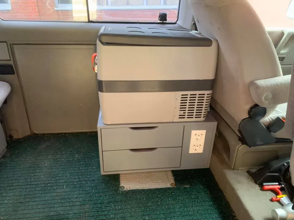 ausbebautes auto mit kühlmöglichkeit