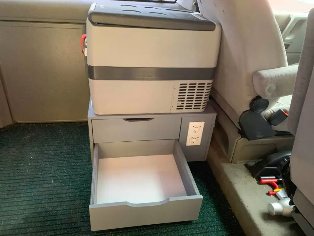 ausbebautes auto mit kühlmöglichkeit