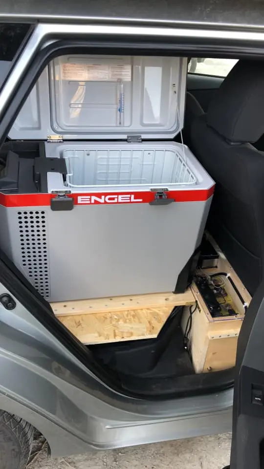 ausbebautes auto mit kühlmöglichkeit